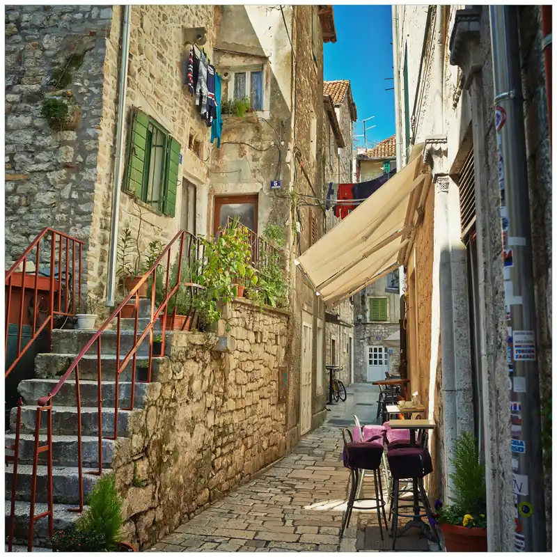 Wandbild aus Acryl Romantische Gasse in Kroatien mitten in der Stadt 50cm x 50cm Neuheit