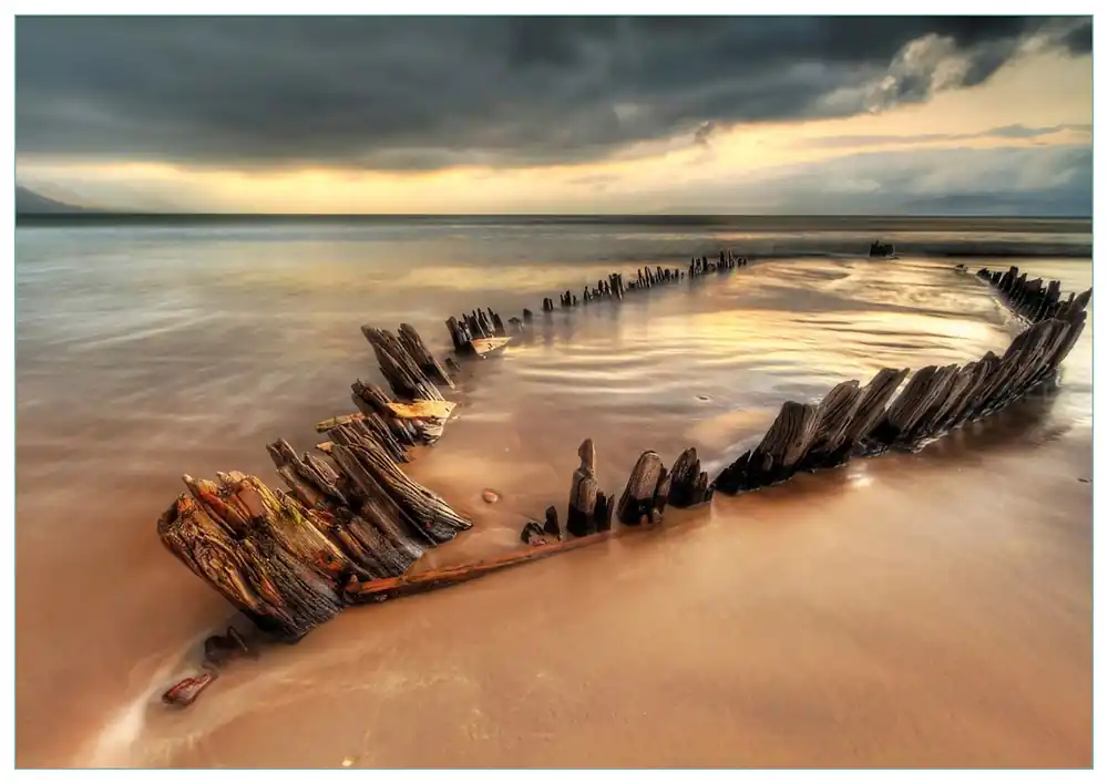 Ausverkauf Glasbild Bootswrack in Irland am Strand 55 x 55 cm