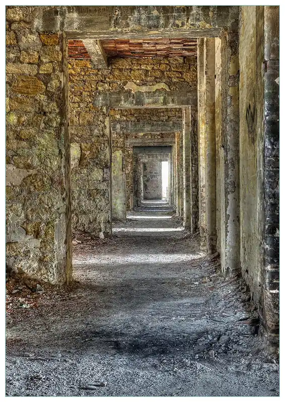 Glasbild Weg durch eine verlassene Ruine 50 cm Durchmesser. rund Knallerangebot