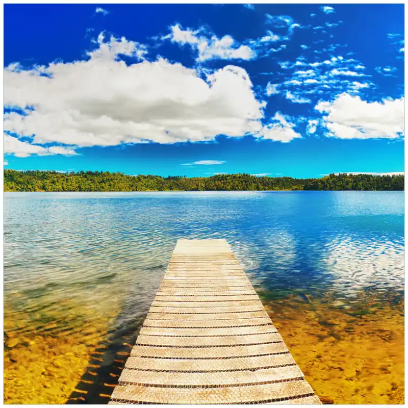 Gratis Versand Glasbild Klarer See mit Steg - Blauer Himmel 60 x 90 cm