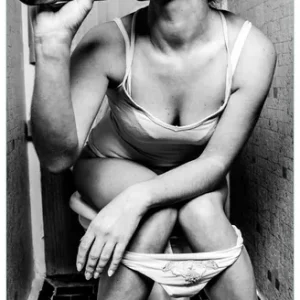 Glasbild Kloparty - Sexy Frau auf Toilette mit Weinflasche 50 cm Durchmesser. rund Geprüft