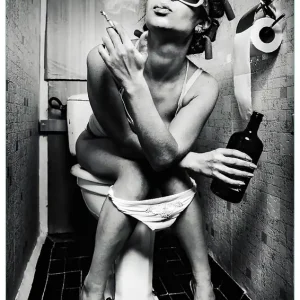 Direktkauf Glasbild Kloparty - Sexy Frau auf Toilette mit Zigarette und Schnaps 30 x 30 cm
