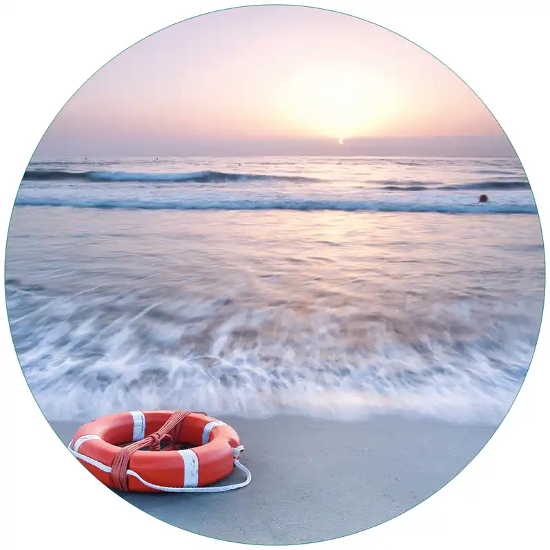 Abverkauf Glasbild Rettungsring am Strand bei Sonnenuntergang 50 cm Durchmesser. rund
