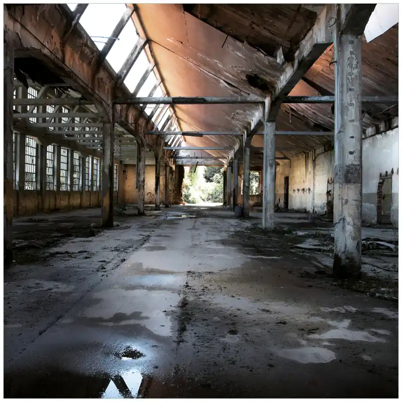 Glasbild Alte Industriehalle leerstehend und einsam 55 x 55 cm Knallerangebot