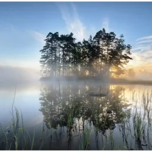 Glasbild Stiller See mit Insel im Morgennebel 32 x 80 cm Aktuell