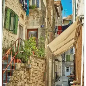 Aktuell Glasbild Romantische Gasse in Kroatien mitten in der Stadt 32 x 80 cm