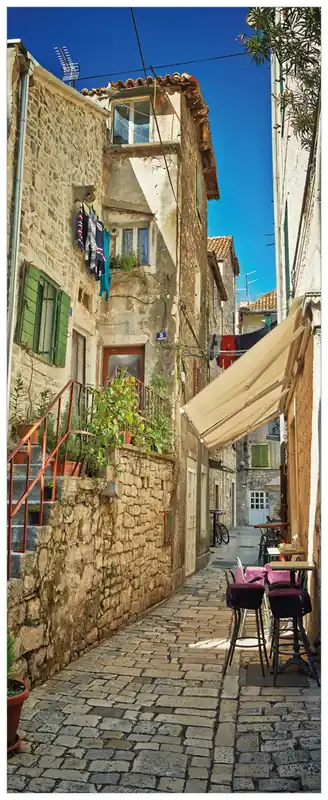 Bestpreis Glasbild Romantische Gasse in Kroatien mitten in der Stadt 50 x 50 cm