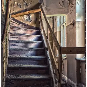 Glasbild Treppe in einem alten Haus 50 x 125 cm Zertifiziert
