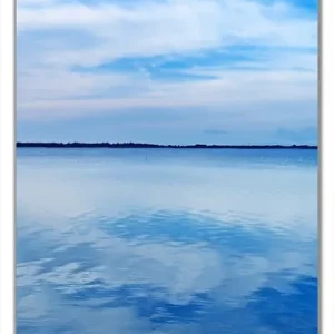 Jetzt Bestellen Selbstklebende Türtapete Blaue Meeresbucht in Italien mit Spiegelung im Wasser selbstklebende Folie, 100 x 220 cm