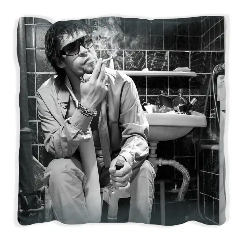Heißes Angebot Kissen Kloparty - Sexy Mann auf Toilette mit Zigarette SW 40 x 40 cm, schwarz