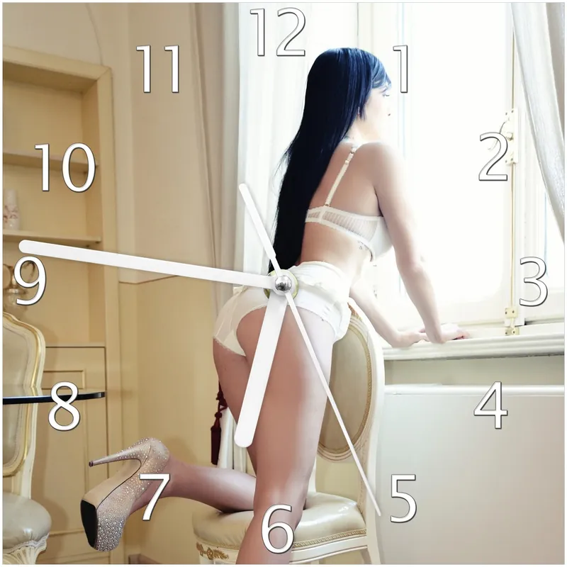 Wanduhr aus Glas Sexy Dessous - Junge Frau mit eleganten Beinen am Fenster mit weißen Zeigern, 30 x 30 cm Geprüft