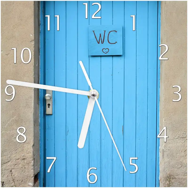 Bestseller Wanduhr aus Glas Blaue Tür einer Toilette in einer verlassenen Fabrik in Magdeburg mit weißen Zeigern, 30 x 60 cm