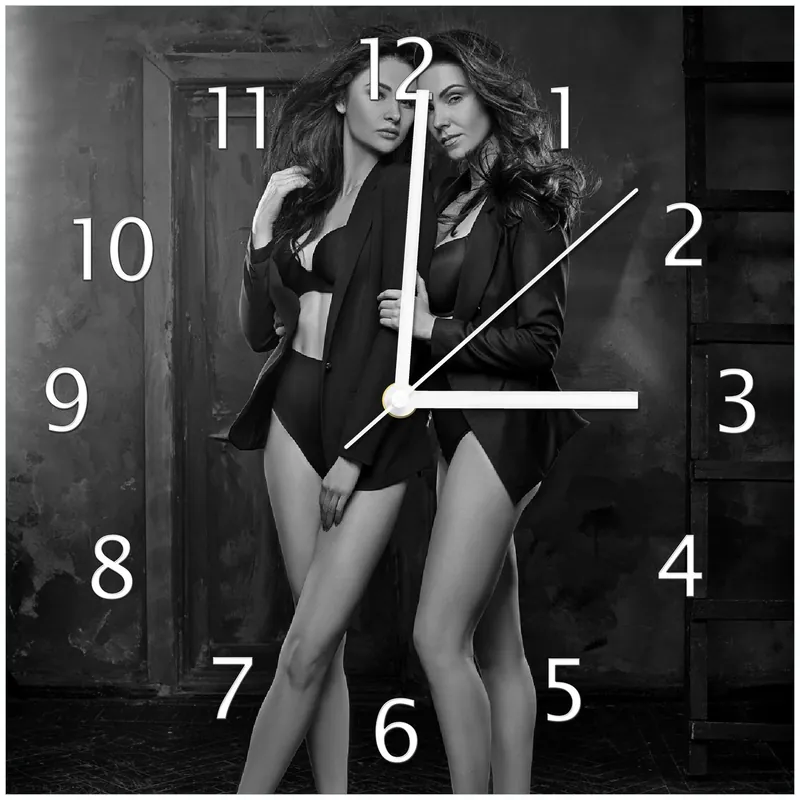 Wanduhr aus Glas Lesben-Erotik: Zwei sexy Damen als elegant gekleidete Schönheiten mit weißen Zeigern, 20 x 20 cm Expressversand