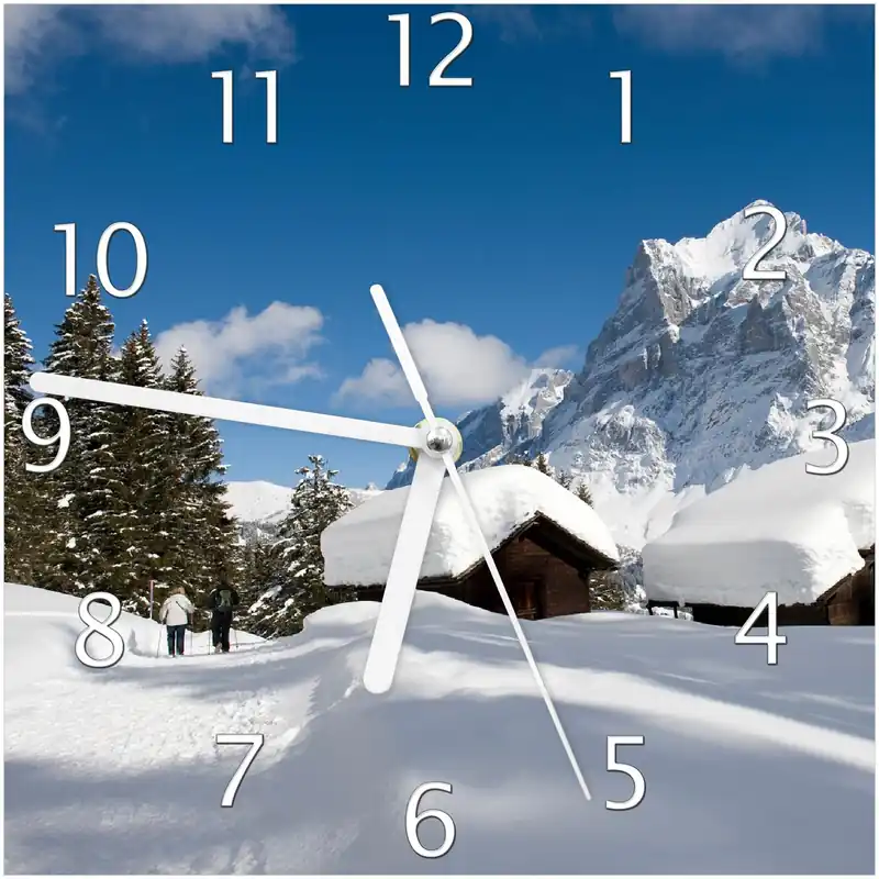 Begrenztes Angebot Wanduhr aus Glas Verschneiter Almhütten vor einem Gipfel mit weißen Zeigern, 30 x 30 cm