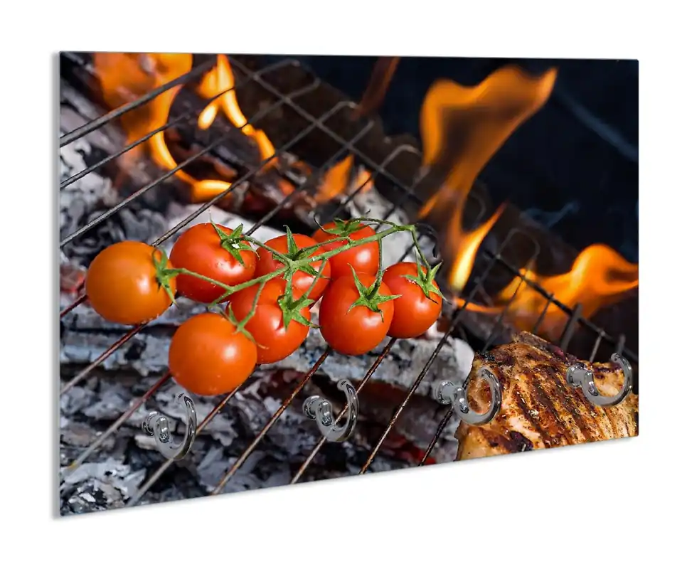 Schlüsselbrett Tomaten und Steak auf einem Grill Versand Am Gleichen Tag