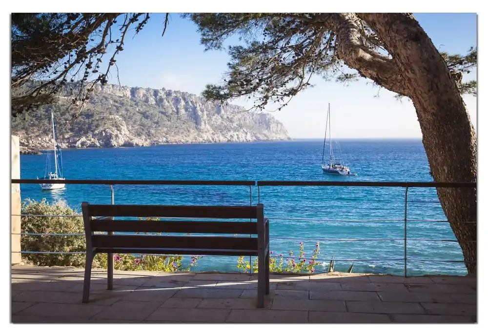 Zertifiziert Wasserfestes Poster Einsame Bank am Meer - Spanien im Sommer Rund. 90 cm Durchmesser, selbstklebende Folie mit Schutzlaminat