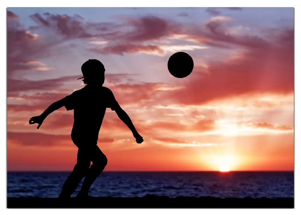 Wasserfestes Poster Fußball - Kleiner Junge spielt im Abendrot Rund. 90 cm Durchmesser, selbstklebende Folie mit Schutzlaminat Neu Im Sortiment