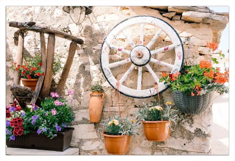 Poster Wagenrad an Natursteinwand 61 x 91,5 cm Sofort Bestellen