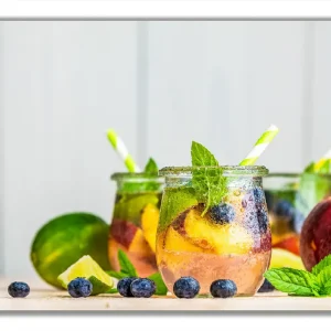 Glasbild Erfrischender Eistee mit Pfirsichen und Blaubeeren 60 x 90 cm Solange Der Vorrat Reicht