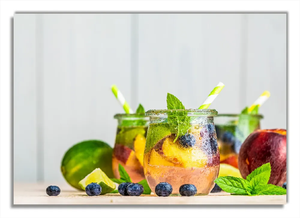 Glasbild Erfrischender Eistee mit Pfirsichen und Blaubeeren 70 x 100 cm Sonderaktion