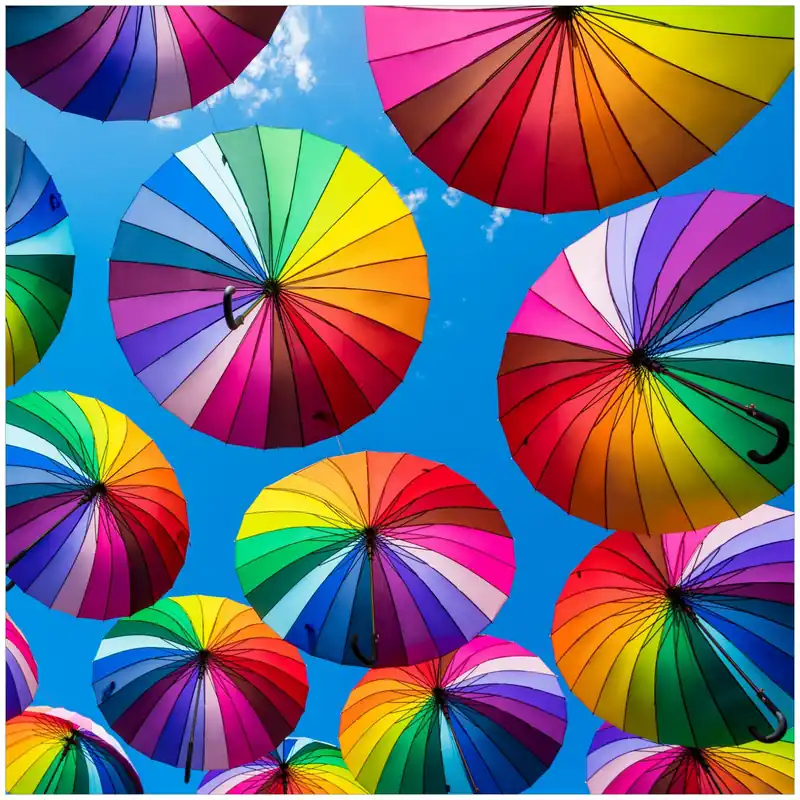 Nur Für Kurze Zeit Kühlschranksticker Bunte Regenschirme vor blauem Himmel 60 x 60 cm, Magnetfolie