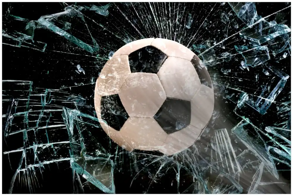 Poster Fußball - im Fenster, Splitter und Glas 61 x 91,5 cm, mit schwarzem Aluminiumrahmen Zertifiziert